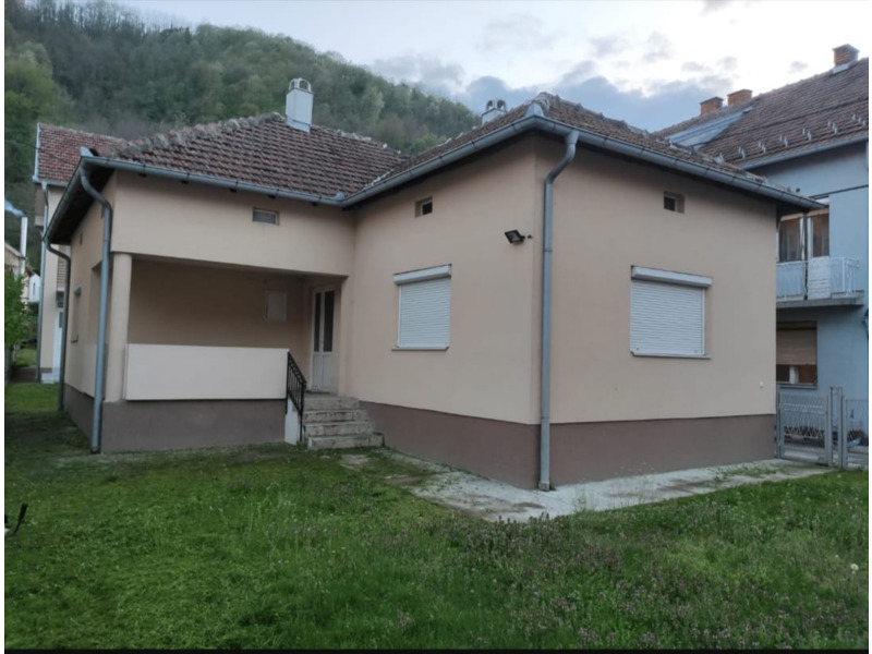 Недвижимость - Дома, дачи и виллы - Продаëтся дом 100 кв., на участке 2,5 сотки. 