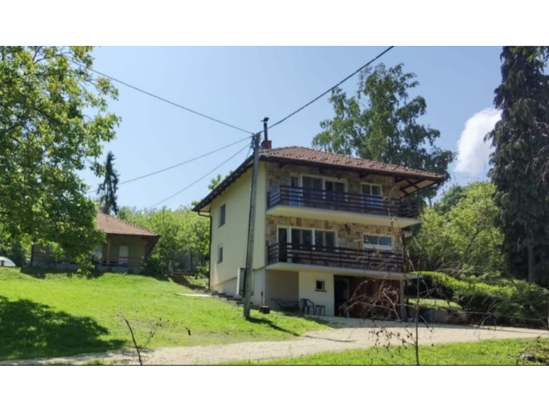 Недвижимость - Дома, дачи и виллы - Продаются два дома 178 и 56 кв.м., баня 40 кв.м.