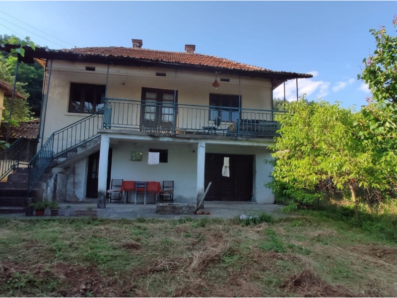 Недвижимость - Дома, дачи и виллы - Продаются 2 дома 91 и 52 кв.м., на горе, y леса.