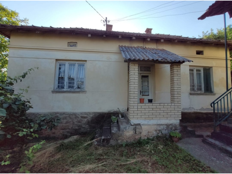Недвижимость - Дома, дачи и виллы - Продаются 2 дома 91 и 52 кв.м., на горе, y леса.